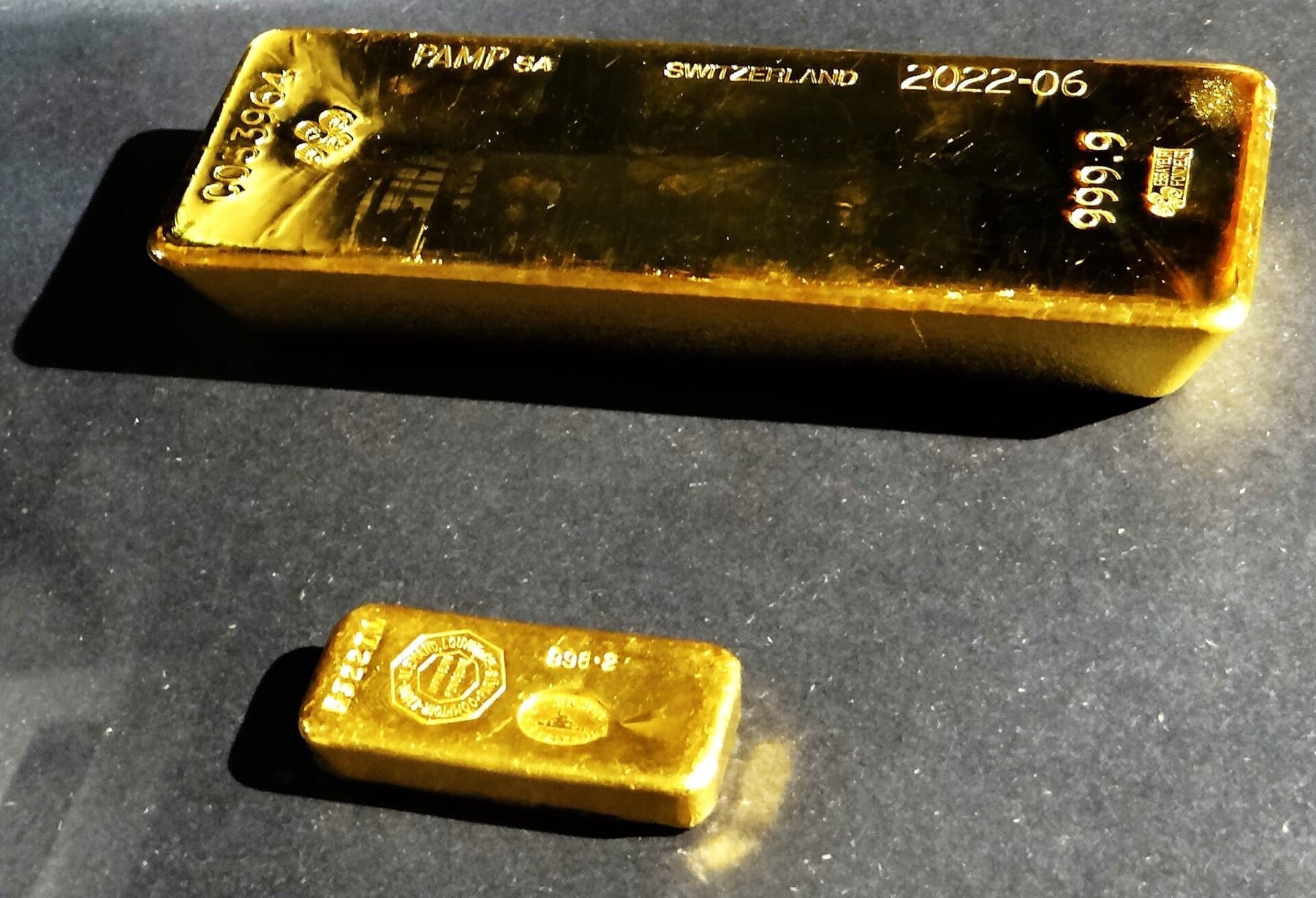 A gold ingot and bar from the Banque de France